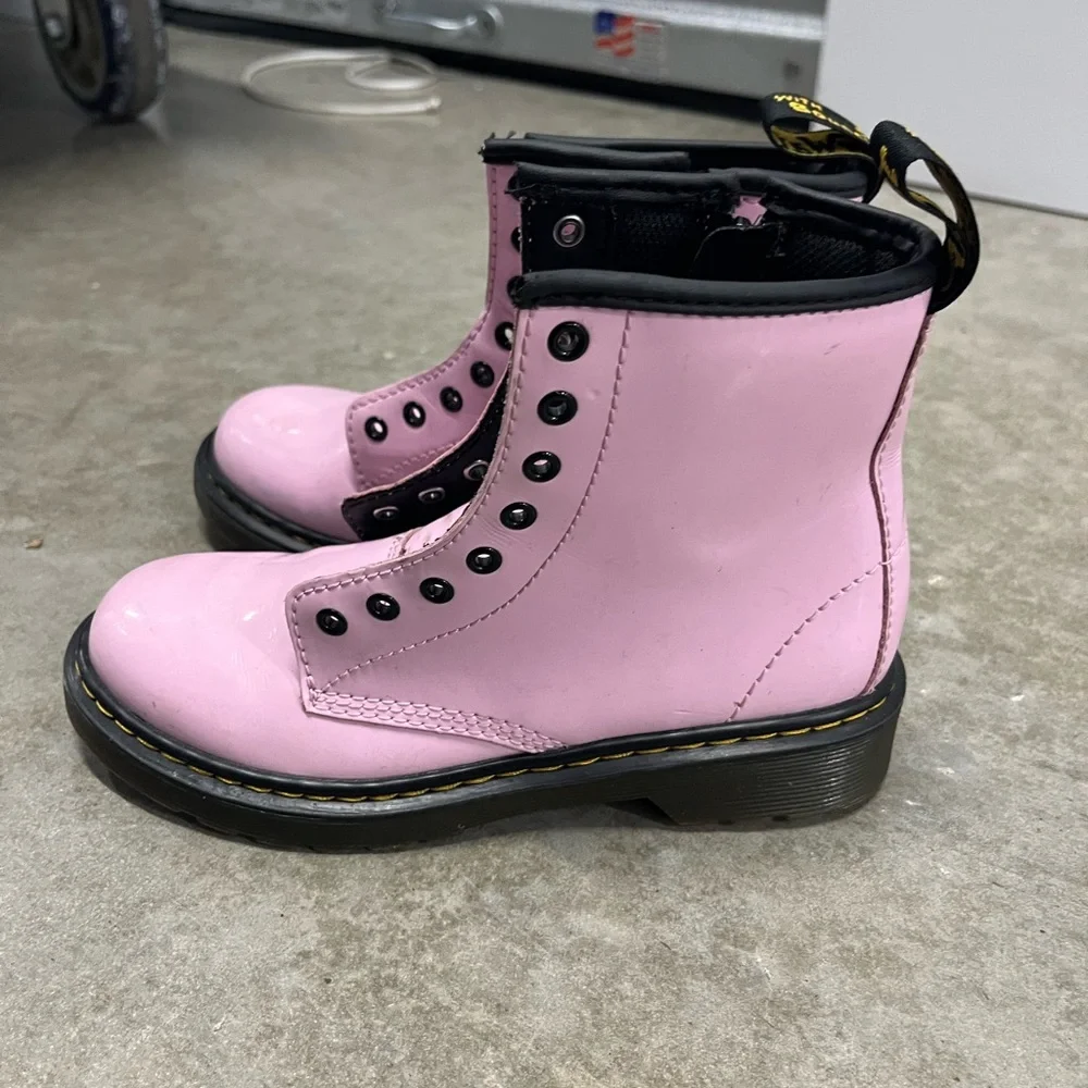 Dr. Martens Junior 1460 Patent Leather Lace Up Girls’ Boots in Pale Pink.